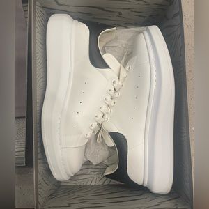 Men's Oversized Sneaker in White/black